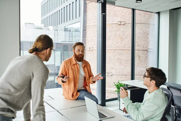 Bebaarde Team Leiden Met Mobiele Telefoon Praten Bespreken Startup Project — Stockfoto