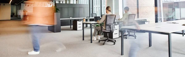 현대의 사무실을 기업가의 업무에 기술의 역동적 비즈니스 생산성 현수막 — 스톡 사진