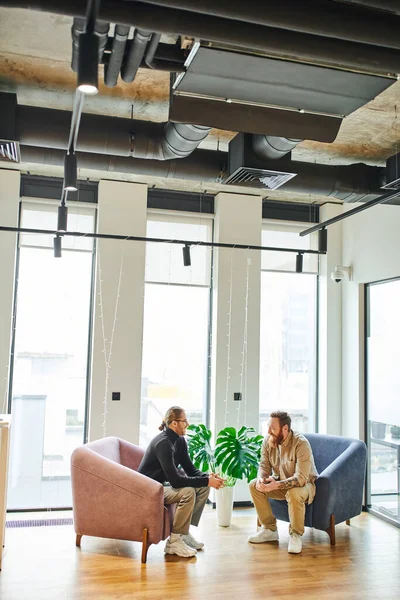 Tyylikkäät Yrittäjät Istuvat Viihtyisissä Nojatuoleissa Suunnittelevat Startup Hanketta Lähellä Vihreää — kuvapankkivalokuva