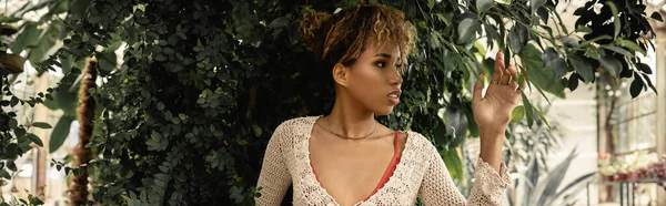 Mujer Afroamericana Joven Moda Con Maquillaje Plantas Verdes Tocando Parte — Foto de Stock