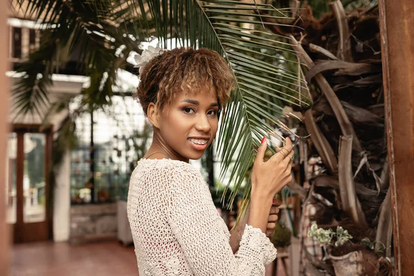 Portrait Jeune Femme Afro Américaine Élégante Avec Des Bretelles Posant — Photo