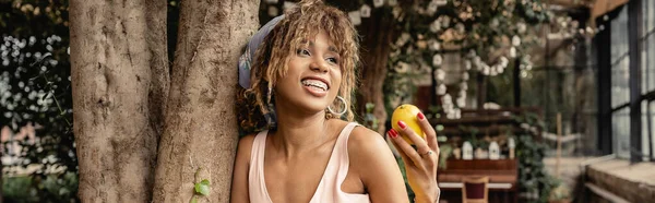 Молодая Модная Африканская Американка Брекетах Летнем Наряде Держит Спелый Лимон — стоковое фото