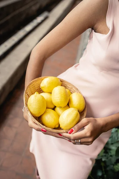 Yazlık Elbisesi Içinde Olgun Limonlarla Dolu Sepetli Şık Afro Amerikan — Stok fotoğraf