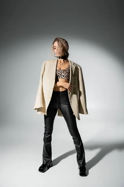 현대의 스타일 아름다운 매력적 금발의 프린트 라텍스 장갑을 착용하고 배경에 — 스톡 사진