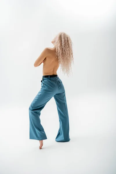 Full Length Sexy Shirtless Barefoot Woman Dyed Ash Blonde Hair — Stock Photo, Image