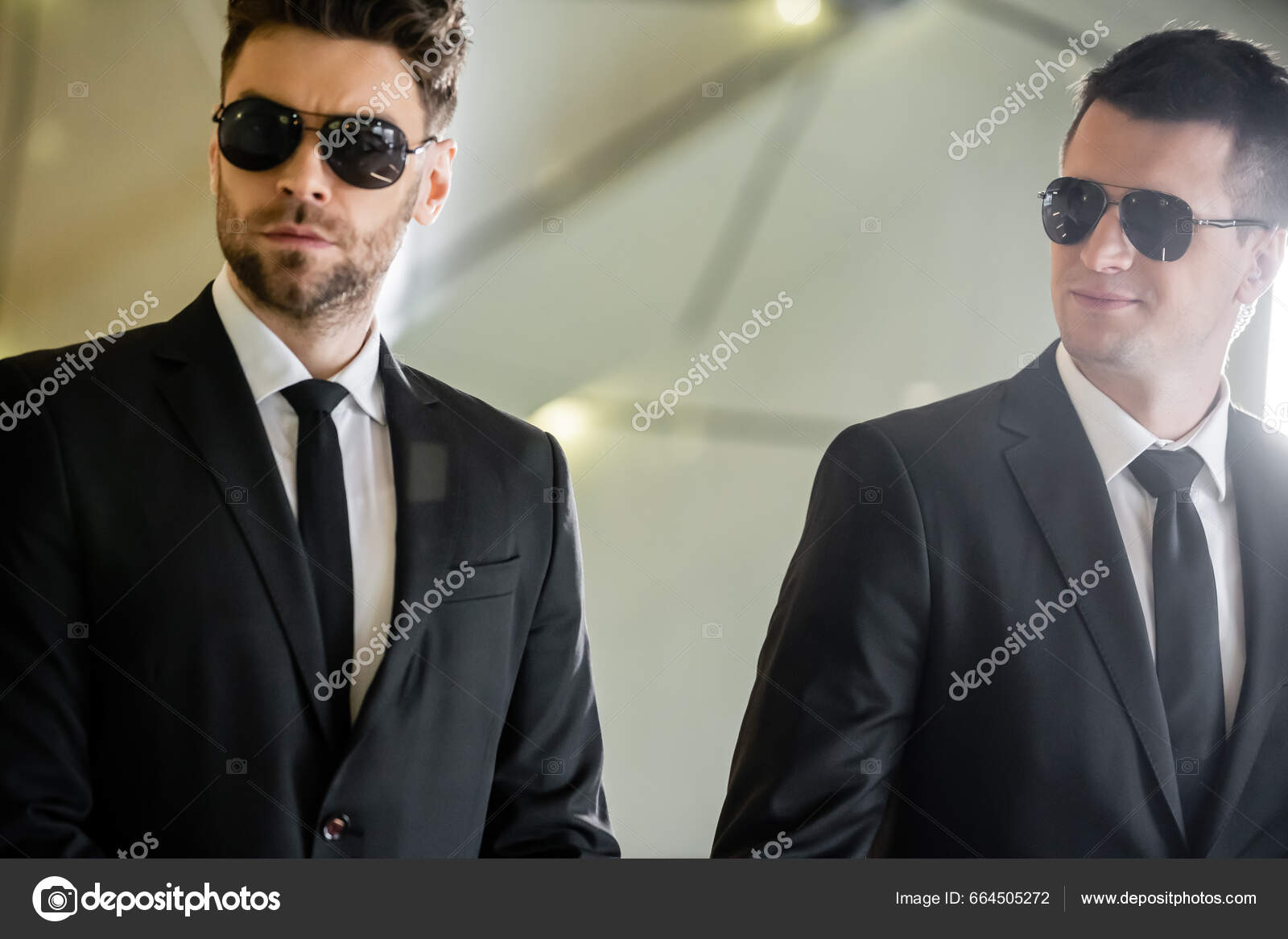 Gestão Segurança Dois Homens Bonitos Desgaste Formal Óculos Sol Guarda  fotos, imagens de © AllaSerebrina #664505272