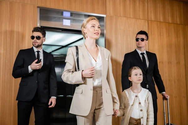 엘리베이터 경호원 개인적 여자와 미혼모 경비원 가까이 금발의 어머니와 아이들 — 스톡 사진