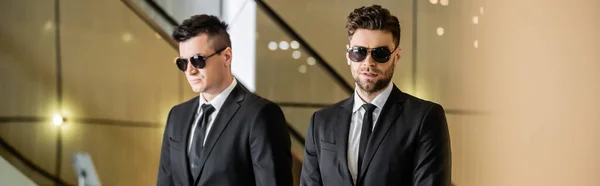 Bezpečnostní Management Luxusního Hotelu Dva Pohlední Muži Formálním Oblečení Slunečních — Stock fotografie