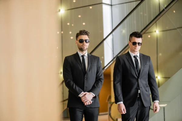 豪华酒店保安措施 两名穿着正装 戴着太阳镜的英俊警卫 值勤的保镖 安全警戒 黑色西服和领带 私人保安 强壮男子 — 图库照片