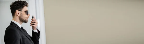 Nadzór Ochroniarz Komunikujący Się Przez Krótkofalówkę Mężczyzna Okularach Przeciwsłonecznych Czarnym — Zdjęcie stockowe