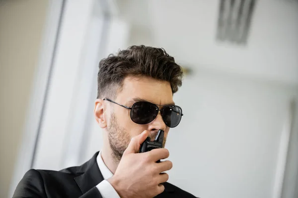 Surveillance Bodyguard Communiceert Walkietalkie Man Zonnebril Zwart Pak Met Das — Stockfoto