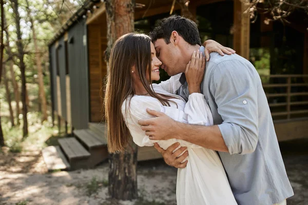 夏の喜び 幸せな女性キスし 森の休暇の家近くのボーイフレンドと抱擁 — ストック写真
