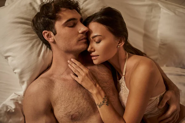 Tatil Evinde Yatakta Yatarken Çamaşırlı Erkek Arkadaşına Dokunan Seksi Kadın — Stok fotoğraf