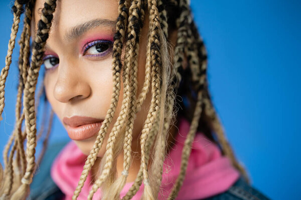 крупным планом темнокожая женщина с косовороткой на синем фоне, многообразие, портрет, красивая