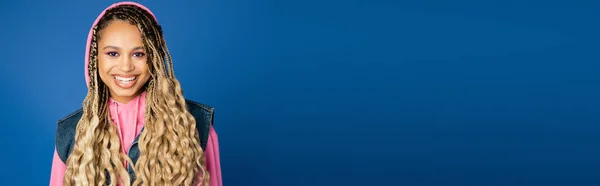Baner Afroamerykanka Odważnym Makijażem Kapturze Dżinsowej Kamizelce Uśmiechnięta Studio — Zdjęcie stockowe