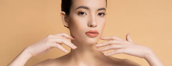 Mujer Asiática Con Hombros Desnudos Maquillaje Natural Mirando Cámara Aislada —  Fotos de Stock