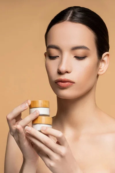 Młoda Azjatka Nagimi Ramionami Idealna Skóra Gospodarstwa Kosmetyczny Krem Izolowany — Zdjęcie stockowe