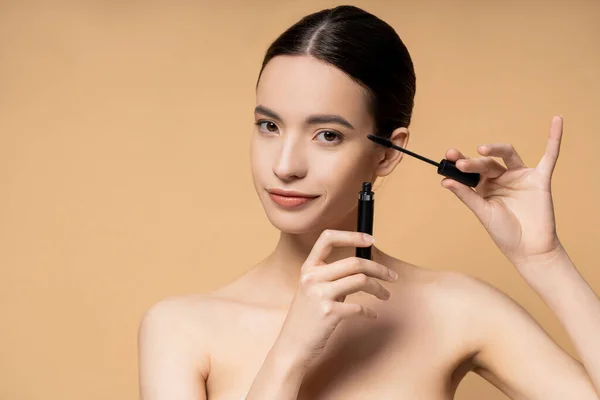 Young Asian Woman Naked Shoulders Holding Mascara Applicator Isolated Beige — Stock Photo, Image