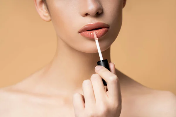 Gesneden Weergave Van Jong Model Met Naakte Schouders Aanbrengen Lipgloss — Stockfoto