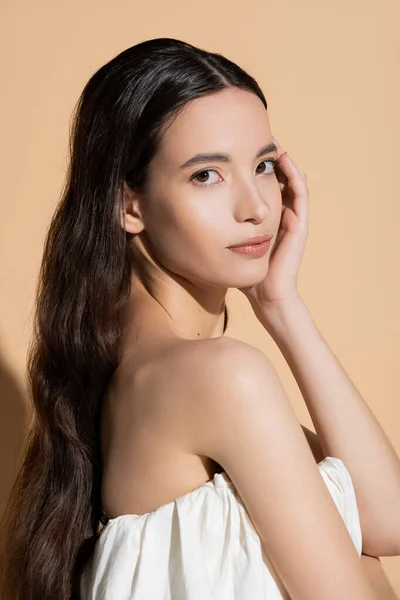 Retrato Jovem Mulher Asiática Topo Olhando Para Câmera Tocando Rosto — Fotografia de Stock