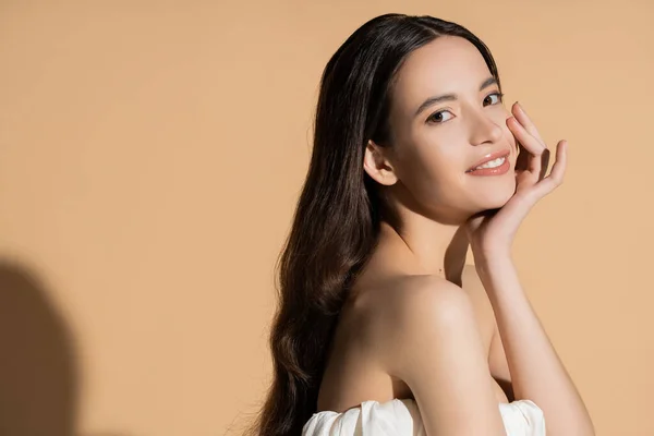 Hermosa Mujer Asiática Parte Superior Sonriendo Mirando Cámara Sobre Fondo —  Fotos de Stock