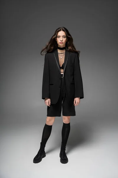 Полная Длина Модной Молодой Азиатской Женщины Черной Куртке Сапогах Стоящих — стоковое фото