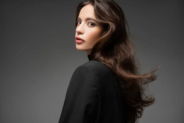 Makyajlı Saç Stili Siyah Ceketli Modaya Uyan Asyalı Model Gri — Stok fotoğraf
