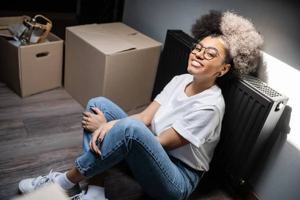 Sonriente Mujer Afroamericana Mirando Cámara Cerca Cajas Cartón Casa Nueva — Foto de Stock