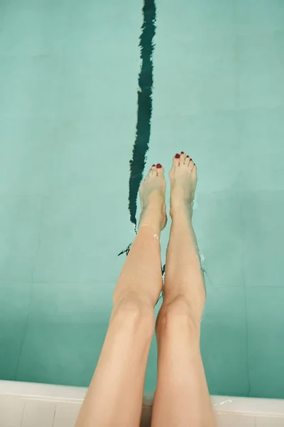 トップビュー 水の女性脚 プール リゾート スパセンター トップビュー トップビュー — ストック写真