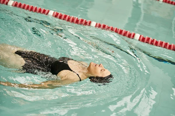 Sportowa Kobieta Średnim Wieku Pływająca Powrotem Basenie Czepek Gogle Sport — Zdjęcie stockowe