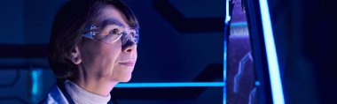 Fütüristik teknolojiler, gözlüklü orta yaşlı kadın bilim adamı yenilikçi cihaz, pankart