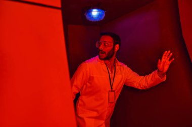 bilinmeyen bir fenomen, korkmuş Hintli bilim adamı yenilik merkezindeki kırmızı neon ışığa bakıyor