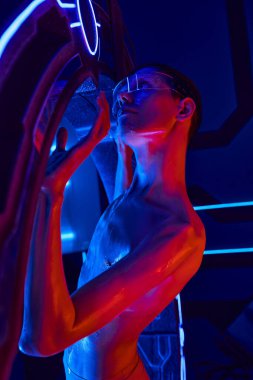 Gözlüklü, bilinmeyen bir uzaylı bilim merkezindeki yüksek teknolojili cihazdan ortaya çıkıyor.