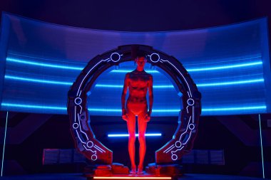 Bilimsel buluş, gelecekteki laboratuvarda neon ışıklı cihazda dünya dışı insansı alet, tam boy.