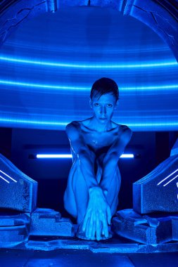 Yenilik merkezi, dünya dışı insansı uzaylı neon ışıkta deneysel merkezde oturuyor.