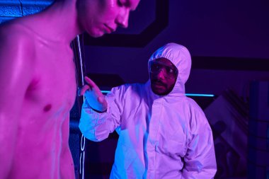 Bilimsel keşif, tehlikeli madde giysileri içindeki Hintli bilim adamı laboratuardaki kozmik uzaylıyı işaret ediyor.