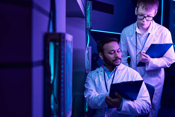 Футуристическая наставничество: индуистский мужчина-ученый представляет данные для стажировки в будущем научный центр