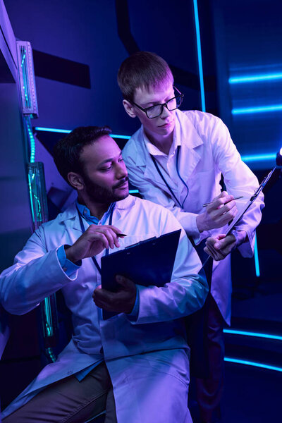 Футуристическое взаимодействие: стажер делится данными с индуистским ученым в научном центре будущего