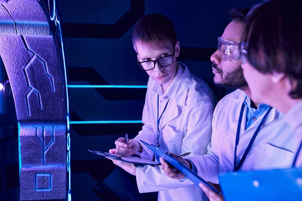 Futuristic Exchange Three Scientists Intern Observe Colleagues Neon Lit Science — Stock Photo, Image