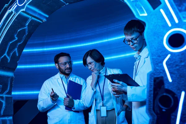 Intern Writing Clipboard New Device Multiethnic Scientists Talking Discovery Center — Stock Photo, Image