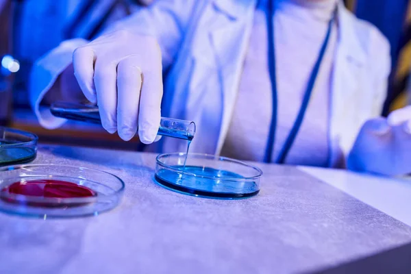 Cropped View Scientist Pouring Liquid Petri Dish Exploring Extraterrestrial Life — Stock Photo, Image