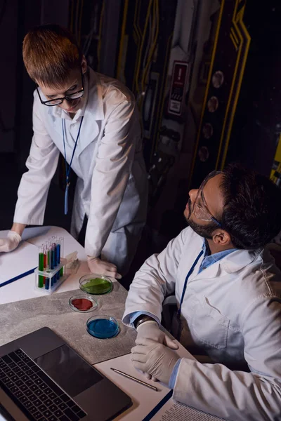 Científicos Multiétnicos Que Trabajan Cerca Tubos Ensayo Placas Petri Portátil — Foto de Stock
