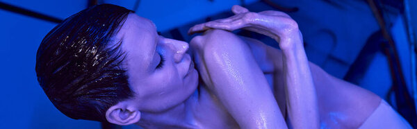 космический феномен, неопознанный гуманоидный инопланетянин в неоновом свете инновационного хаба, баннер