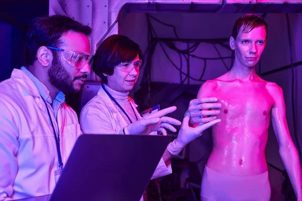 Científicos Multiétnicos Con Portátil Examinando Visitante Cósmico Desconocido Centro Ciencia — Foto de Stock