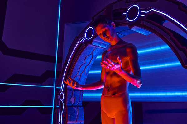 футуристическая концепция, внеземной космический посетитель смотрит на руки рядом с высокотехнологичным оборудованием