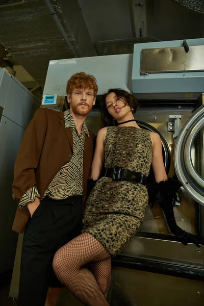 Självsäker Och Snygg Ung Rasblandat Par Poserar Nära Tvättmaskin Offentlig — Stockfoto
