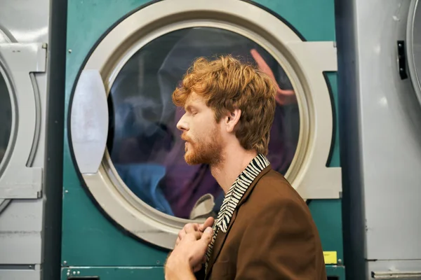 Side View Trendiga Ung Rödhårig Man Jacka Poserar Nära Tvättmaskin — Stockfoto