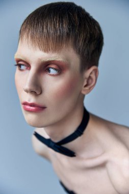 Makyajlı tuhaf bir model, gri arka plan, moda, papyon çift cinsiyetli, portre