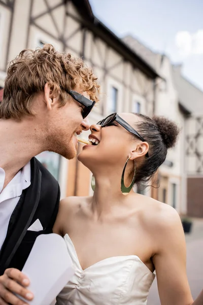 Interracial Recién Casados Gafas Sol Divertirse Comer Papas Fritas Juntos — Foto de Stock