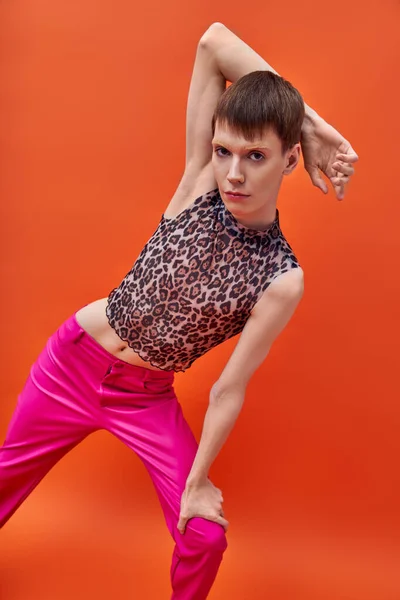 Modelo Queer Estampado Leopardo Sin Mangas Top Pantalones Rosas Posando — Foto de Stock